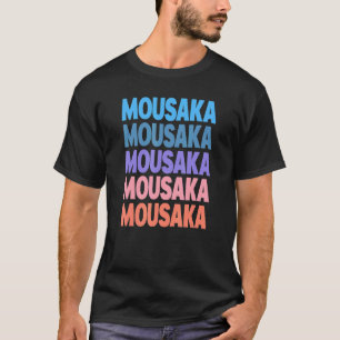 Camiseta Mousaka de Texto Repetido Moderno