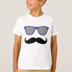 Camiseta Moustache e humor azul dos óculos de sol