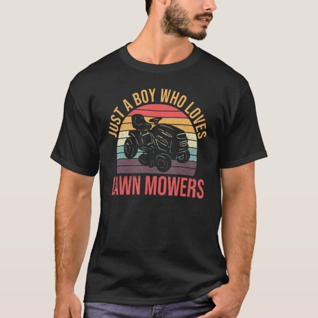 Camiseta Mowers Lawn Mowers É Apenas Um Menino Que Ama A Le (Frente)