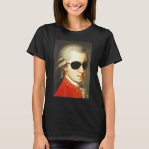 Camiseta Mozartt Vestindo óculos escuros