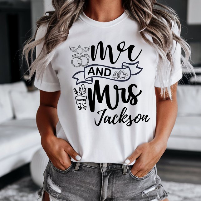 Camiseta Mr. and Mrs. Newly Wed T-shirt (Customize this cute Mr. and Mrs. newly wed t-shirt with your name. )