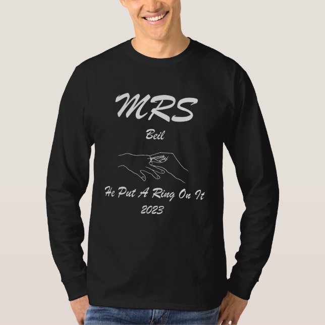Camiseta MRS BEIL 2023 he put a ring on it engagment weddin (Frente)