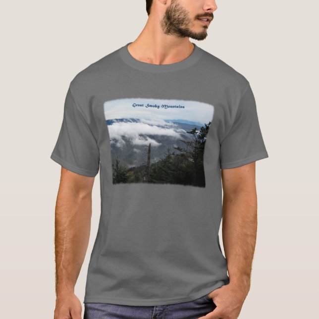 Camiseta Mtns fumarento acima das nuvens (Frente)