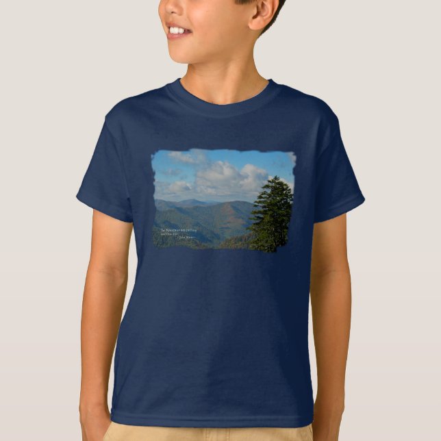 Camiseta Mtns fumarento: Mtns está chamando… John Muir (Frente)