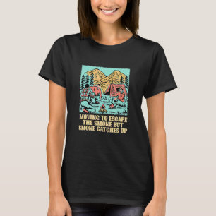 Camiseta Mudando para Escapar da Fumaça Camping Humor de Ca