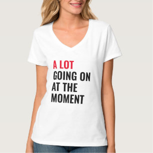 Camiseta Muita coisa acontecendo no momento dizendo concert