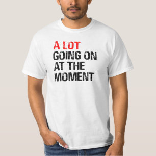 Camiseta Muito acontecendo no momento T-Shirt