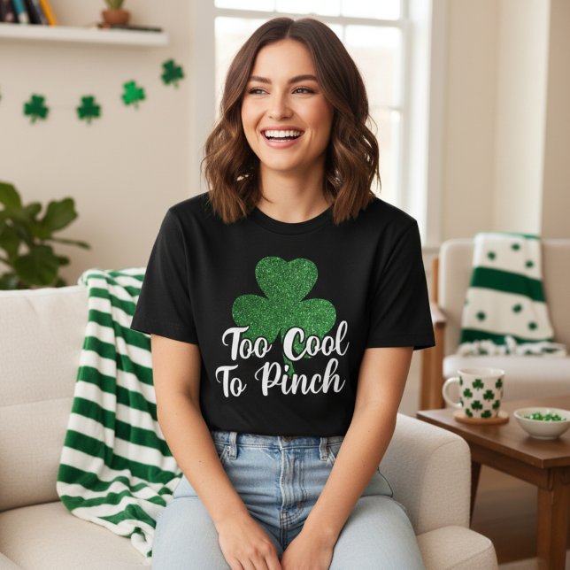 Camiseta Muito Legal Para Apertar O Dia de São Patrício De  (Too Cool To Pinch Glitter Shamrock St Patrick's Day T-Shirt)