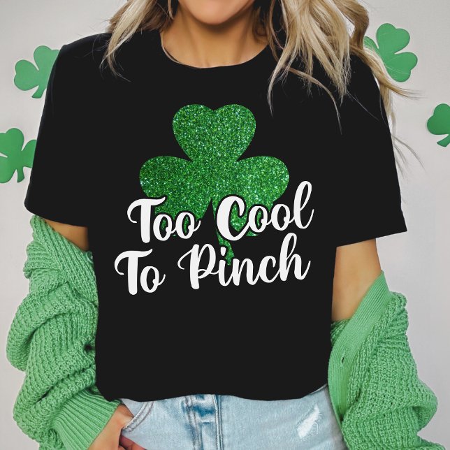 Camiseta Muito Legal Para Apertar O Dia de São Patrício De  (Too Cool To Pinch Glitter Shamrock St Patrick's Day T-Shirt)