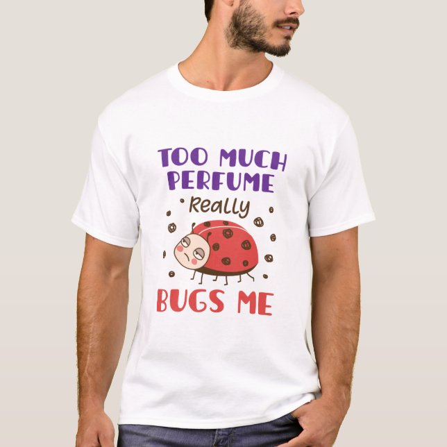 Camiseta Muito Perfume Me Inseto Uma Fragrância Engraçada (Frente)