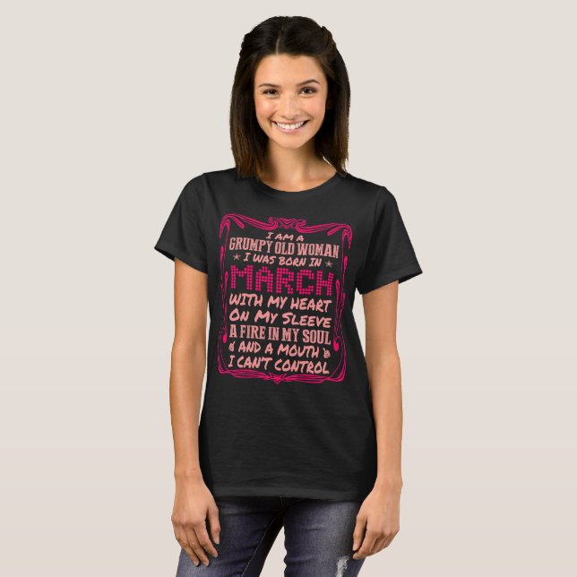 Camiseta Mulher adulta mal-humorada março nascido com (Frente Completa)