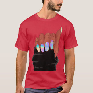 Camiseta Mulher afro munida de unhas holográficas