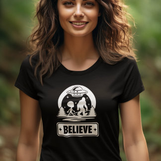 Camiseta Mulher-Alienígena-Crente-Criptid-Sasquatch-foot