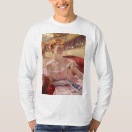 Camiseta Mulher Americana com Colar Pérola e Vestido Rosa