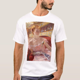 Camiseta Mulher Americana com Colar Pérola e Vestido Rosa