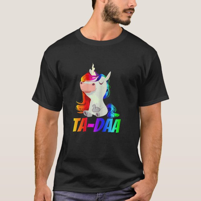 Camiseta Mulher AT DAA Centro-Dedo Arco-Íris Unicórnio (Frente)