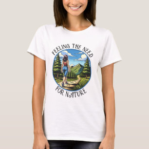 Camiseta Mulher Caminhando em uma Trilha da Natureza