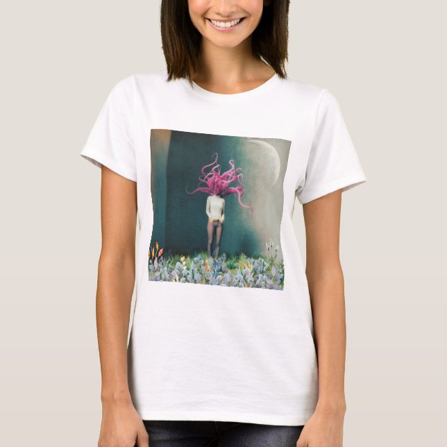 Camiseta Mulher com Cabelo de Flamingo Rosa em um Sonho (Frente)