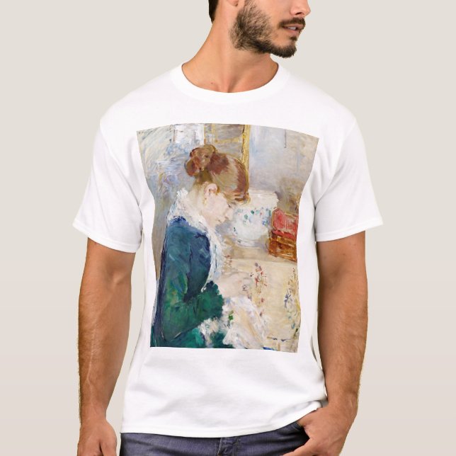 Camiseta Mulher costurando, Berthe Morisot (Frente)