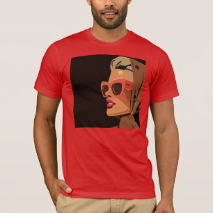 Camiseta Mulher de Arte Pop com Óculos de Sol Gráfico