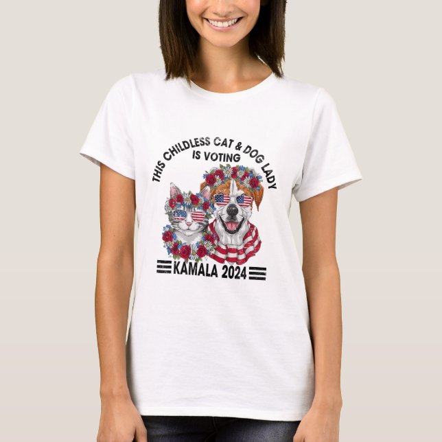 Camiseta Mulher De Gato E Cachorro Sem Filhos Está Votando  (Frente)