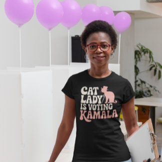 Camiseta Mulher de gatos apoiando Kamala em uma exibição vi