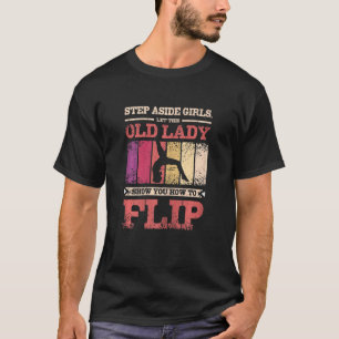 Camiseta Mulher Deixe essa senhora mostrar como sacudir gin