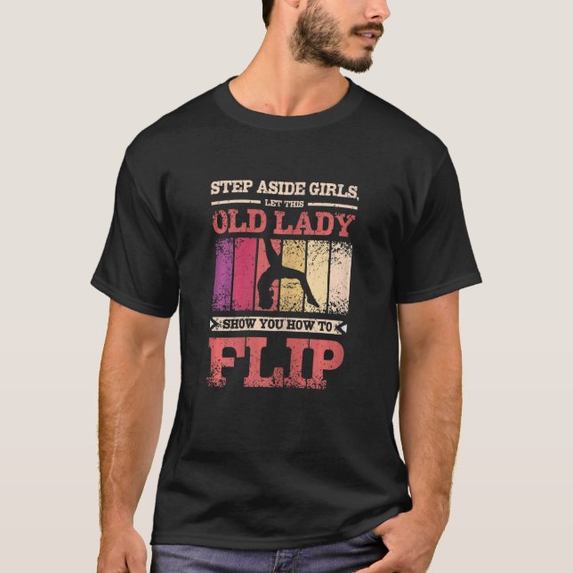 Camiseta Mulher Deixe essa senhora mostrar como sacudir gin (Frente)