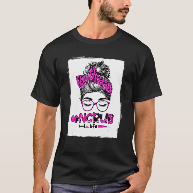 Camiseta Mulher do Cabelo Mensageira Bun Stethoscope Scrub  (Frente)