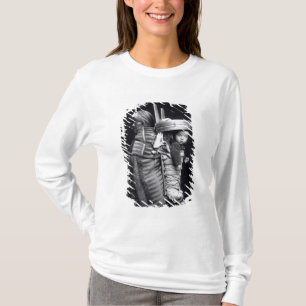 Camiseta Mulher do Navaho que leva um papoose nela para