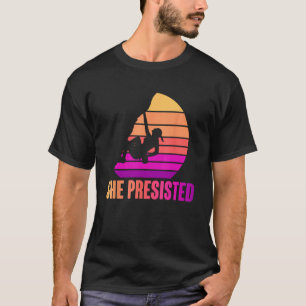 Camiseta Mulher Ela Persiste Pedra Escalando Como Uma Rapar