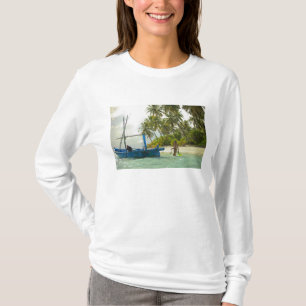 Camiseta Mulher em pequeno barco de pesca tradicional,