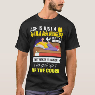 Camiseta Mulher está relaxando no sofá com um gato relaxand