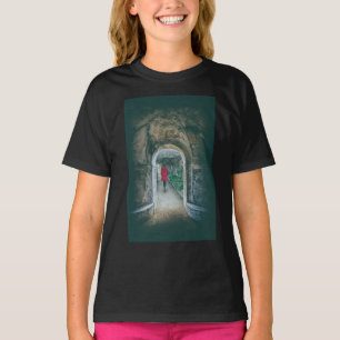 Camiseta Mulher jovem caminhando sozinha num caminho de ter