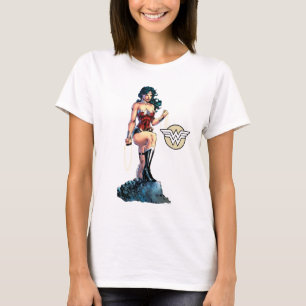 Camiseta Mulher Maravilha Agarrando Laço em Rocha