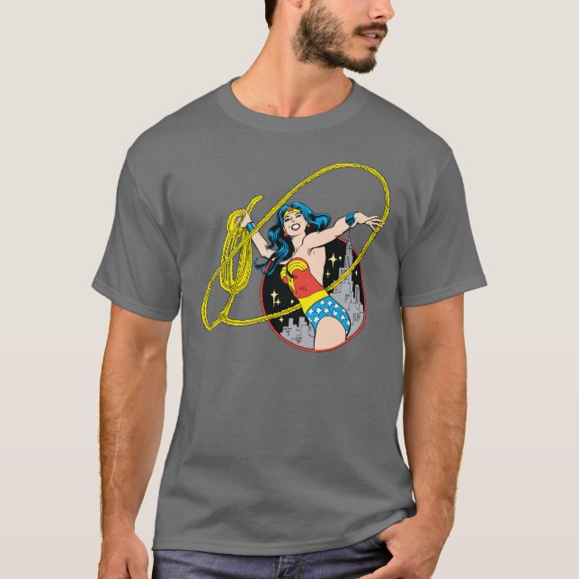 Camiseta Mulher Maravilha com fundo da cidade (Frente)