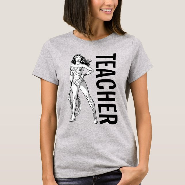 Camiseta Mulher Maravilha Professora Pose Negra e Branca (Frente)