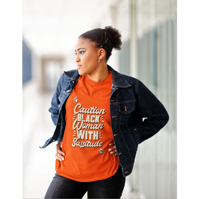 Camiseta Mulher Negra De Cuidado Com Sassitude (Criador carregado)