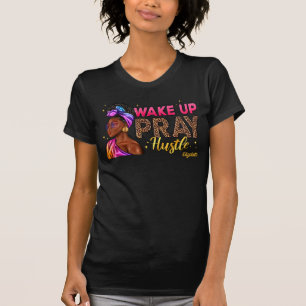 Camiseta Mulher Negra Fiel Abraçando a Força Divina