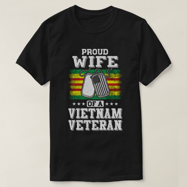 Camiseta Mulher Orgulhosa De Um Marido VietNam Veteran (Frente do Design)