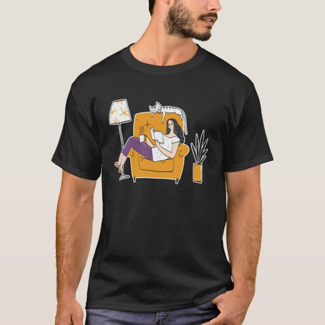 Camiseta Mulher relaxando no sofá com um gato (Frente)