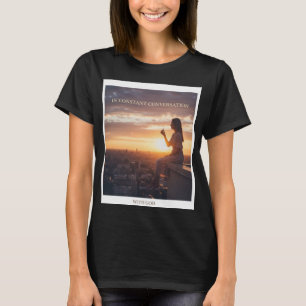 Camiseta Mulher Sentada Ao Pôr do Sol Conversando Com Deus