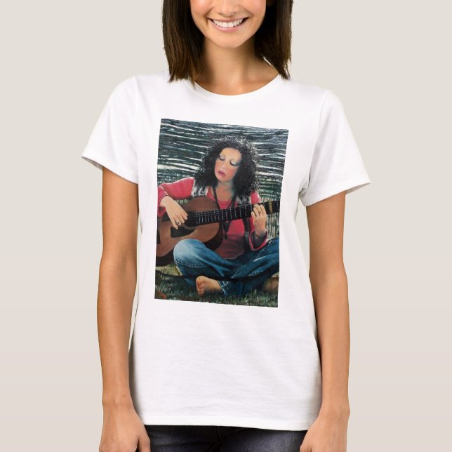 Camiseta Mulher Tocando Música Com Violão Acústico (Frente)