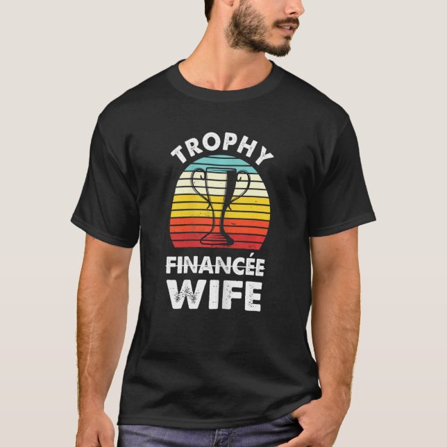 Camiseta Mulher Trophy Finance Wife Bride To Be (Frente)