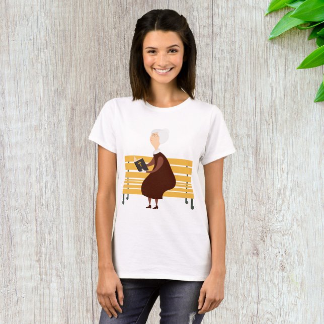 Camiseta Mulher Velha Lendo A Bíblia (Criador carregado)
