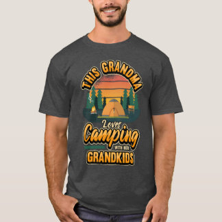 Camiseta Mulheres AcampandoA avó dele adora acampar com sua