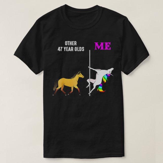 Camiseta Mulheres Com 47 Anos E Eu, Unicórnio Dançando B (Frente do Design)
