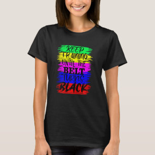 Camiseta Mulheres Continuam Treinando Até a Faixa Ficar Pre