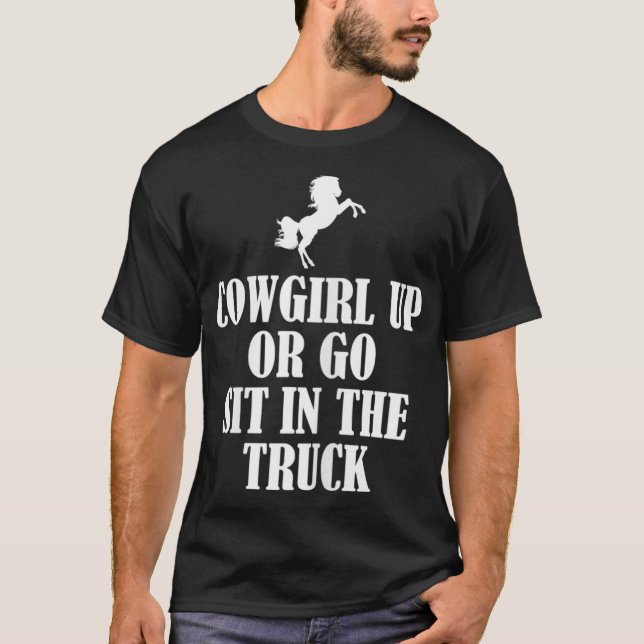 Camiseta Mulheres Cowgirl levantam-se ou vão sentar-se no c (Frente)