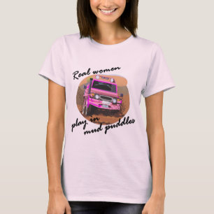 Camiseta Mulheres de verdade jogam em presentes de lama.